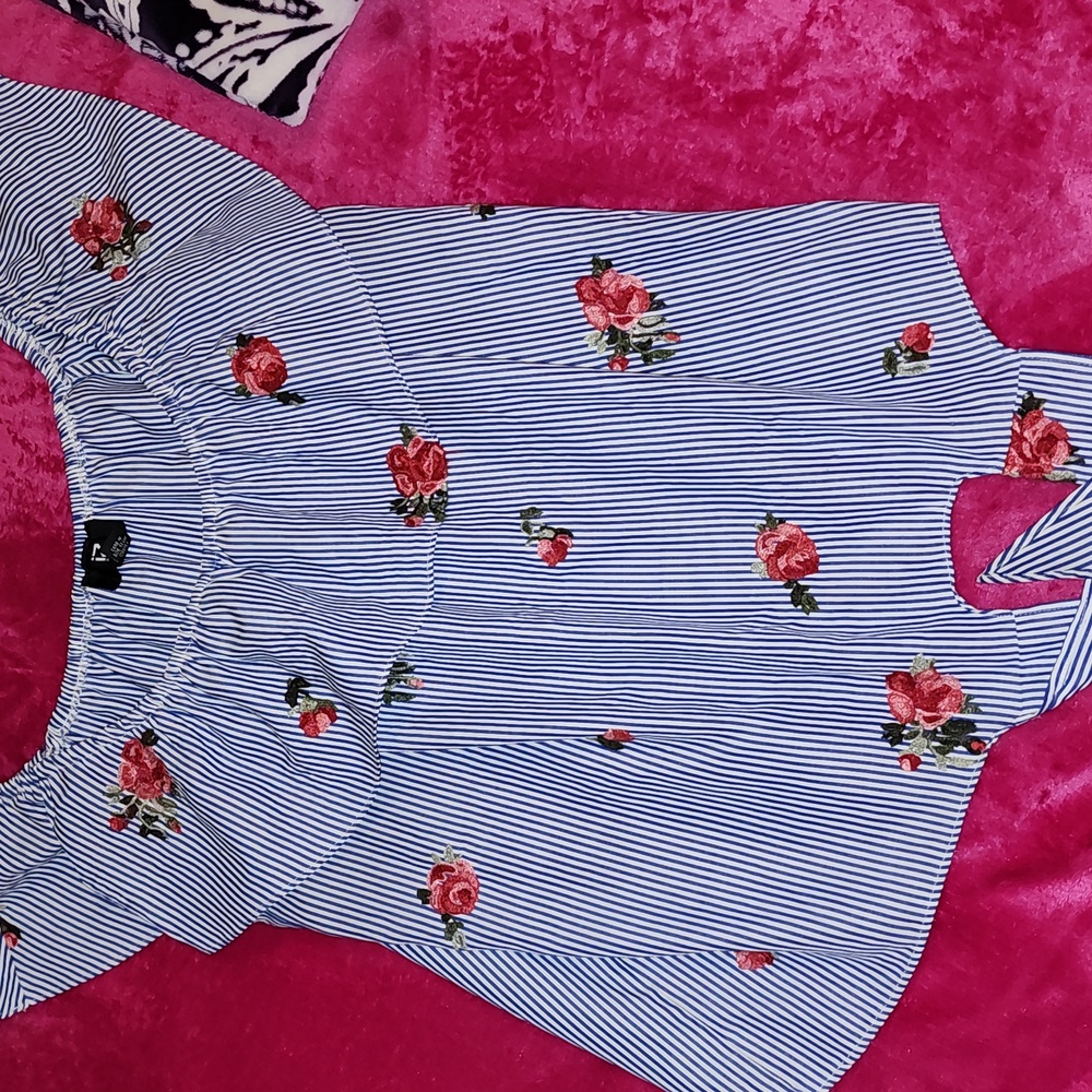 Beautiful women's xl iz byer shirt with floral print